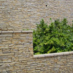 Rivestimento muro a secco colore terra di Siena con coprimuro